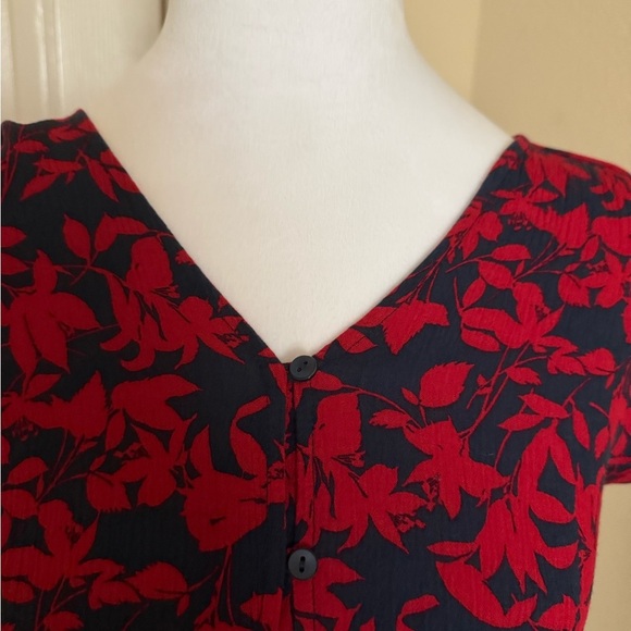 Liz Claiborne Red and Navy Blue Floral Women's Button Down Blouse - Picture 2 of 5